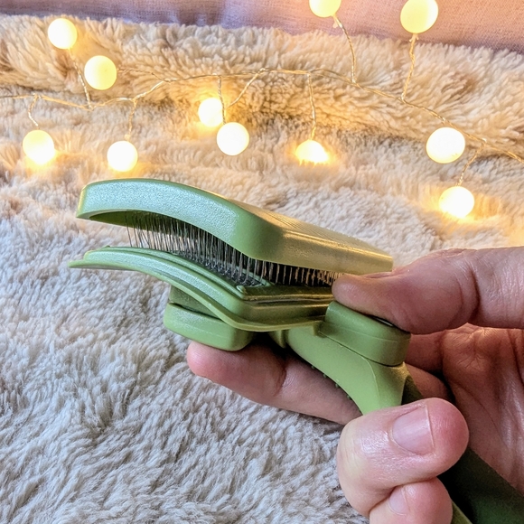 Retractable Dog Brush - Picture 5 of 14